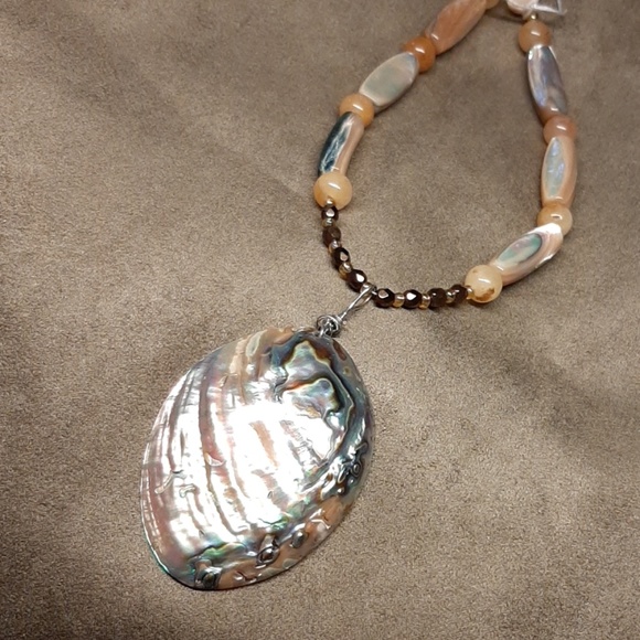 Abalone with mother of pearl necklace - Picture 2 of 8